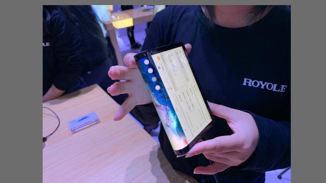 Penampakan FlexPai, smartphone layar lipat pertama di dunia, saat sedang dilipat. (Foto: GSM Arena)