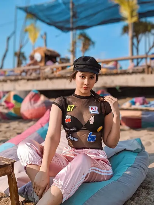 Anya Geraldine berpose di sebuah pantai di Canggu, Badung, Bali. Wanita kelahiran Jakarta 15 Desember 1995 ini membuat publik dunia maya gatal berkomentar setelah foto berbikininya diunggah. (Liputan6.com/IG/@anyageraldine)