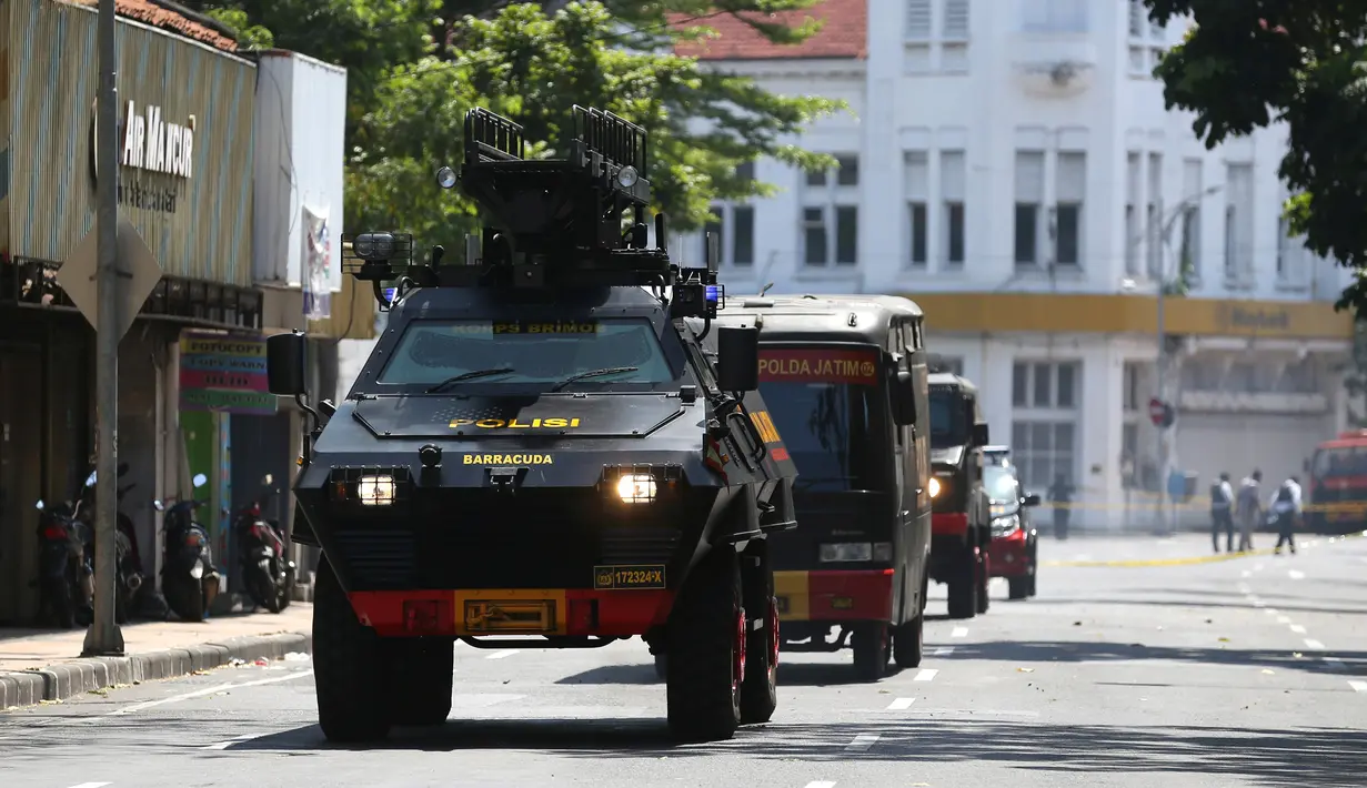 Mobil lapis baja milik kepolisian menuju Mapolrestabes Surabaya setelah terjadinya serangan bom bunuh diri, Jawa Timur, Senin (14/5). Polisi mendata ada 10 korban luka dalam tragedi bom bunuh diri di Markas Polrestabes Surabaya. (AP Photo/Achmad Ibrahim)