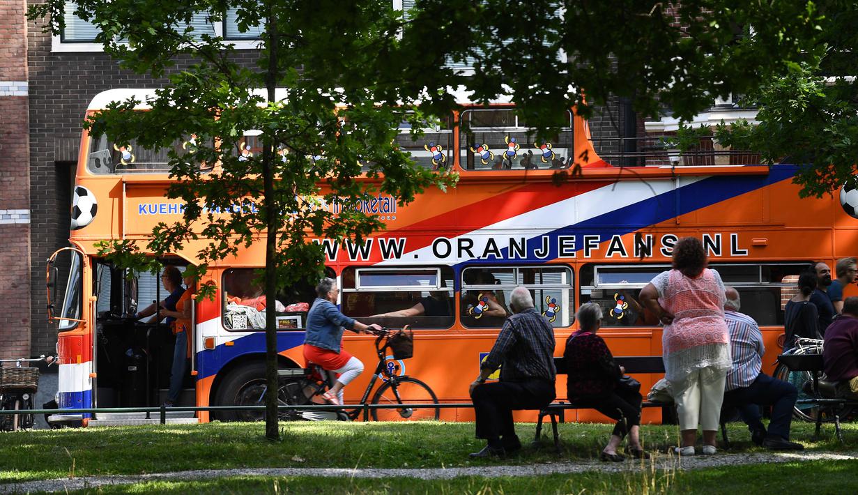 Warga menyaksikan bis yang mengangkut pemain timnas putri Belanda usai meraih trofi Piala Eropa Wanita 2017 di Sungai Utrecht, (7/8/2017). Belanda menang atas Denmark 4-2. (AFP/John Thys)