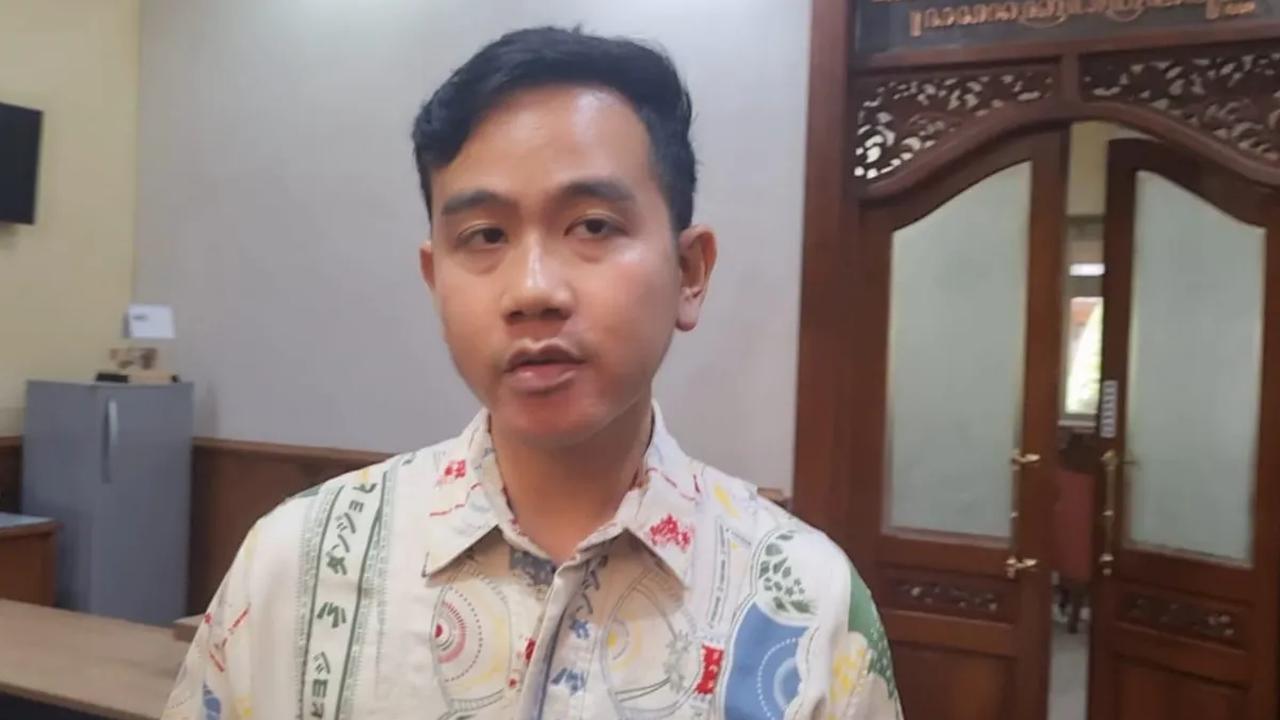 Namun saat ditanya apakah dirinya dan Kaesang akan mendukung calon presiden (capres) yang sama pada Pilpres 2024, ia menyiratkan ada kemungkinan sama.<br>
