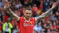 Dimitar Berbatov dari Manchester United merayakan gol pertamanya dari titik penalti dalam pertandingan Legends of the North antara Manchester United Legends dan Liverpool Legends di Old Trafford, Manchester, Inggris barat laut, pada 21 Mei 2022. (Lindsey Parnaby/AFP)