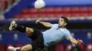 Di babak kedua, Uruguay yang tertinggal lebih intensif menekan pertahanan Argentina. Melalui bomber andalannya, Luis Suarez, beberapa kali menciptakan peluang namun selalu gagal berbuah gol. (AP/Eraldo Peres)