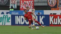 Pemain Persija Jakarta, Marko Simic (kiri) berebut bola dengan pemain Persib Bandung, Nick Kuipers pada laga pekan ke-11 BRI Liga 1 2023/2024 di Stadion Patriot Candrabhaga, Bekasi, Sabtu (2/9/2023). (Bola.com/Ikhwan Yanuar)