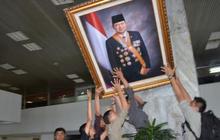 Taufiq Kiemas minta perusak foto SBY diproses