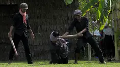 Sejumlah aktor memperagakan pembunuhan massal yang dilakukan prajurit Khmer Merah saat berkuasa di  Phnom Penh, Kamboja, (20/5). Perayaan ini dipusatkan di depan Choeung Ek, museum Killing Fields di pinggiran Phnom Penh. (AFP PHOTO/TANG CHHIN SOTHY)