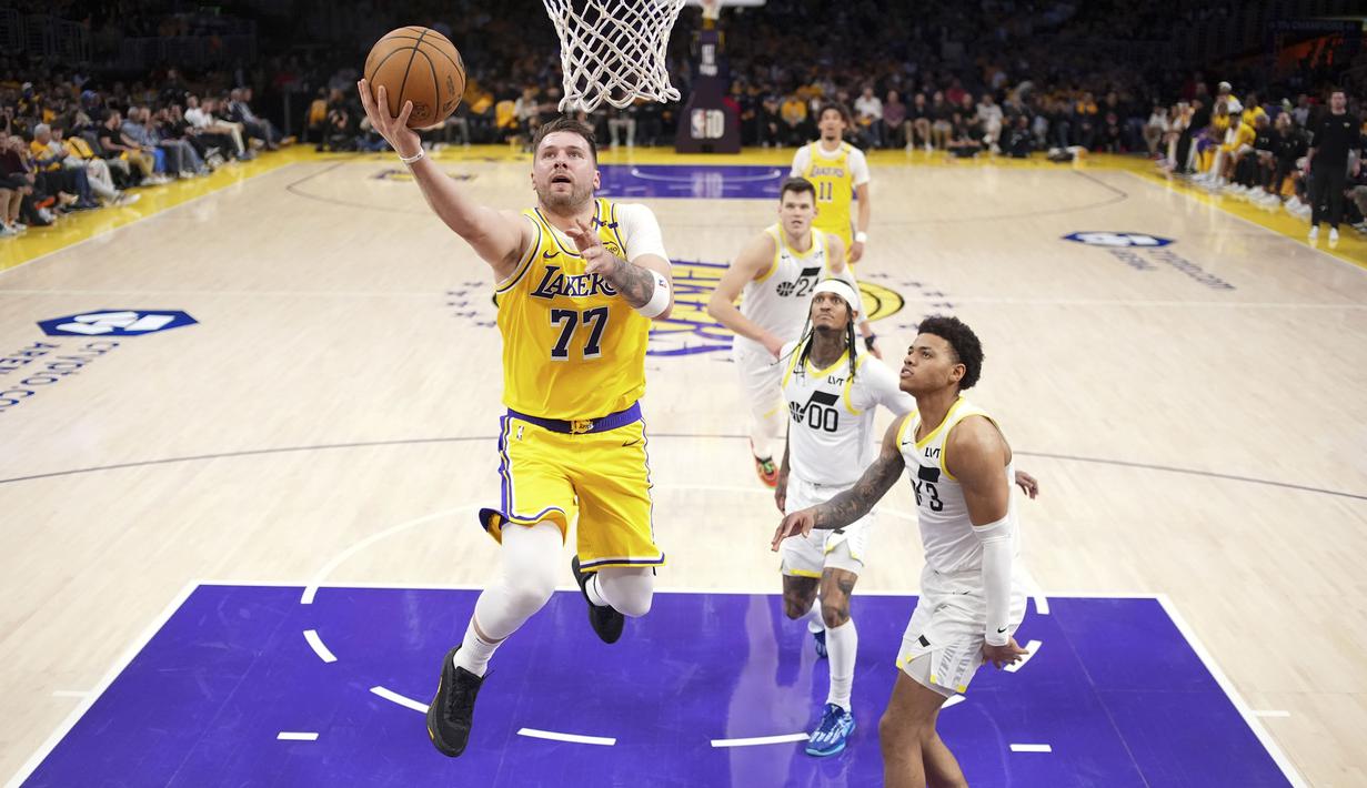 Pemain Los Angeles Lakers, Luka Doncic melakukan lay up pada laga lajutan NBA melawan Utah Jazz di Crypto.com Arena, Los Angeles, California pada Selasa (11/02/2025) WIB. (AP Photo/Mark J. Terrill)
