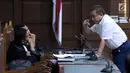 Gubernur Aceh nonaktif, Irwandi Yusuf (kanan) jelang sidang lanjutan dugaan suap Dana Otonomi Khusus Aceh 2018 dan penerimaan gratifikasi proyek pembangunan Dermaga Sabang di Pengadilan Tipikor, Jakarta, Senin (4/3). (Liputan6.com/Helmi Fithriansyah)