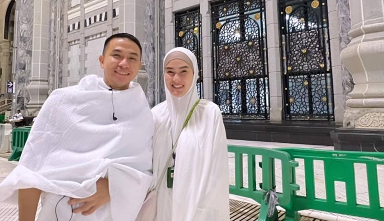 Sudah berangkat sejak akhir Februari 2023 kemarin, dalam media sosial Instagramnya, Stevi mengunggah momen saat ia berpamitan bersama keluarga. Tampil dengan busana couple bersama suami, keduanya pun mendapat ucapan doa dari netizen untuk perjalanan ibadahnya tersebut. (Liputan6.com/IG/@steviagnecya)