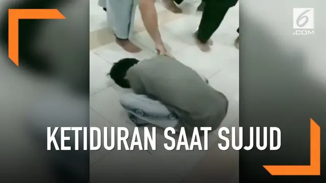 Para jemaah mengira remaja ini telah meninggal dunia dalam keadaan sujud. Namun, setelah diperiksa keadaannya, remaja itu langsung terbangun dari tidurnya.