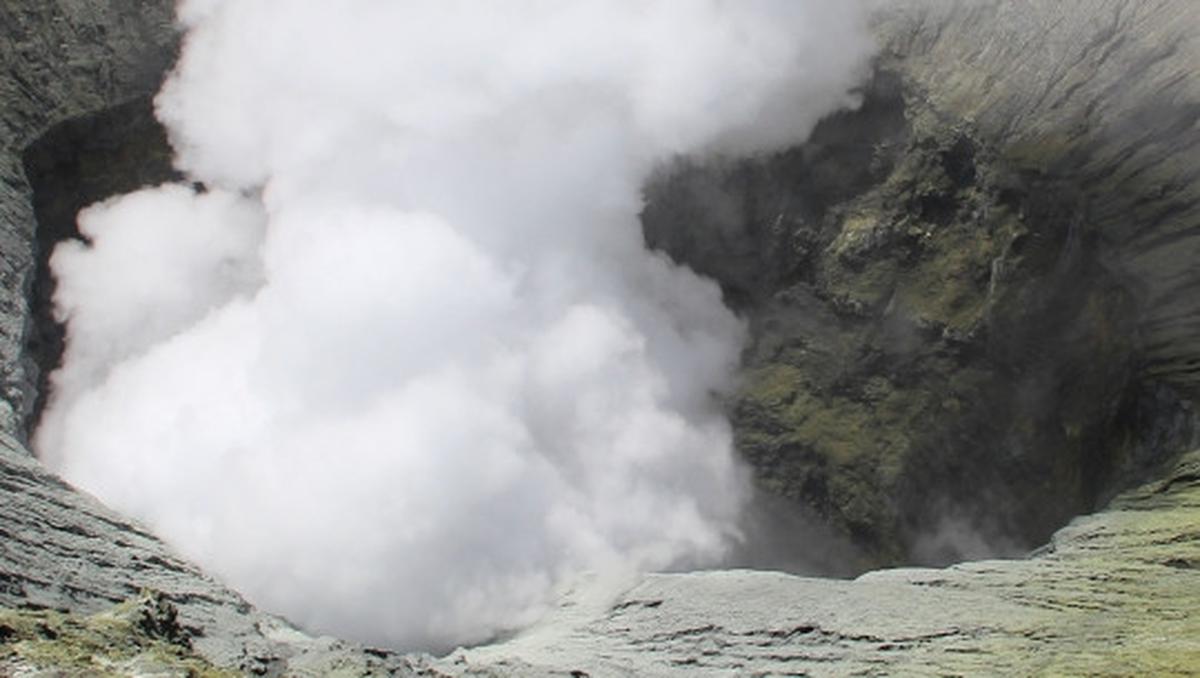 Melihat pesona kawah Gunung Bromo lebih dekat
