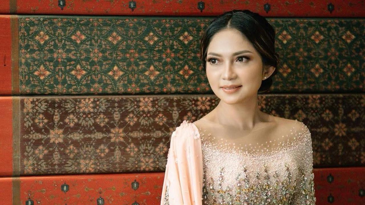 Ilustrasi Kebaya Modern Aksen Selendang