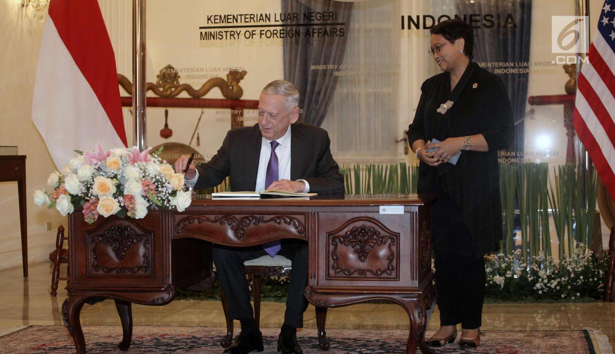 Menhan AS, Jim Mattis mengisi buku tamu di Kantor Kementerian Luar Negeri, Jakarta, Senin (22/1). Mattis juga akan bertemu Menteri Pertahanan RI Ryamizard Ryacudu dan Panglima TNI Marsekal TNI Hadi Tjahjanto. (Liputan6.com/Arya Manggala)