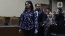 Terdakwa dugaan suap revitalisasi Pasar Lirung dan Pasar Beo Kabupaten Kepulauan Talaud TA 2019, Sri Wahyumi Maria Manalip (depan) usai menjalani sidang tuntutan di Pengadilan Tipikor, Jakarta, Senin (18/11/2019). Sri Wahyumi dituntut hukuman tujuh tahun penjara. (Liputan6.com/Helmi Fithriansyah)