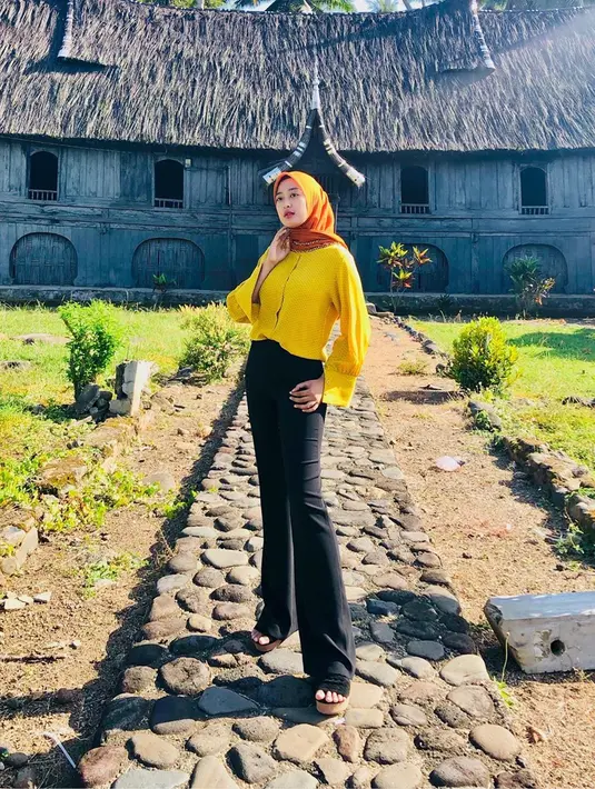 Di beberapa kegiatan Rania juga tampil dengan hijab. Ia terlihat lebih angggun dan memesona dalam balutan hijab.(Liputan6.com/IG/@chaaarania)
