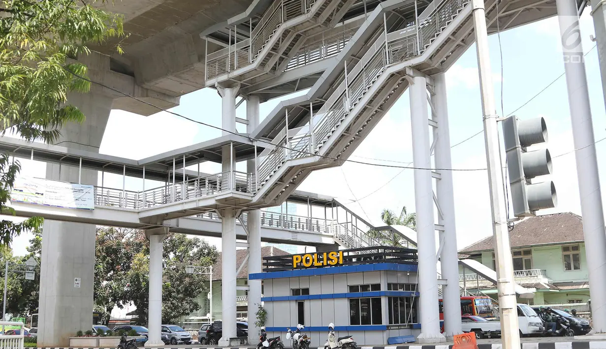 Suasana jembatan Halte CSW di Kebayoran Baru, Jakarta, Selasa (10/4). Tingginya jembatan menuju halte CSW di koridor 13 menuai kritikan karena dianggap kurang ramah bagi lansia, ibu hamil, anak-anak dan disabilitas. (Liputan6.com/Immanuel Antonius)