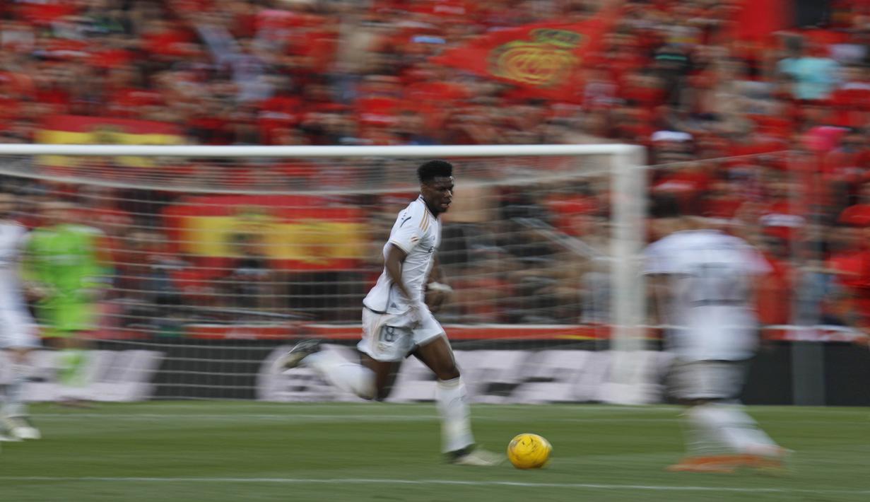 Pemain Real Madrid, Aurelien Tchouameni, menggiring bola saat melawan Real Mallorca pada laga Liga Spanyol di Stadion Son Moix, Sabtu (13/4/2024). (AP Photo/Francisco Ubilla)