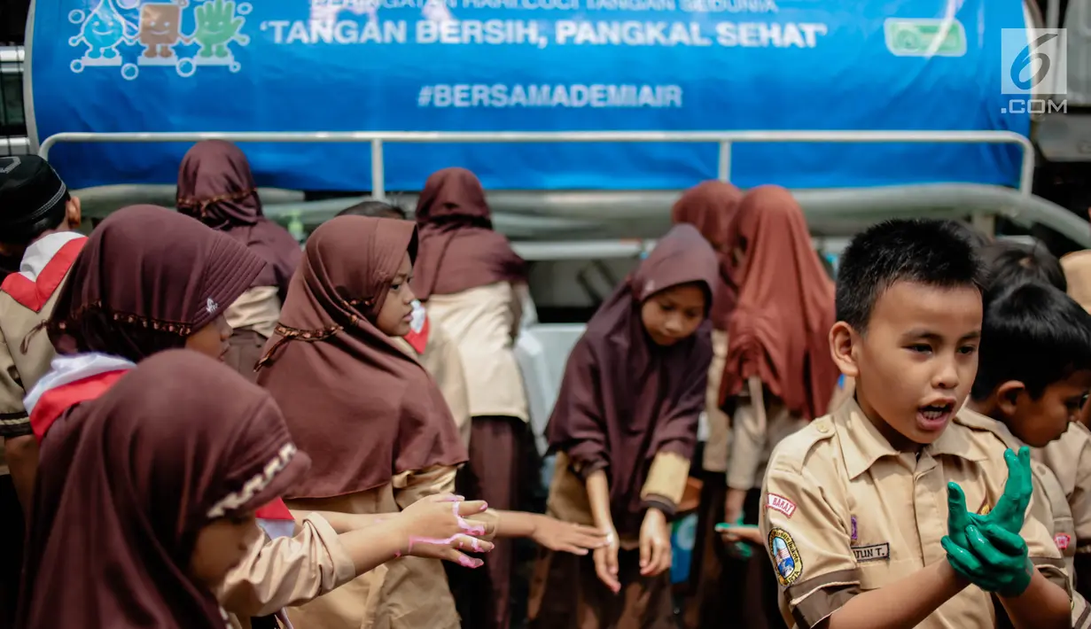 Sejumlah siswa mempraktikan cuci tangan yang benar ketika memperingati Hari Cuci Tangan Pakai Sabun Sedunia di Jakarta, Rabu (17/10). Kegiatan tersebut untuk mengajarkan kepada siswa tentang pentingnya menjaga kesehatan. (Liputan6.com/Faizal Fanani)