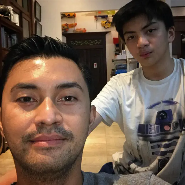 7 Potret Anjasmara dan Putra Bungsunya, Mirip Kakak Adik