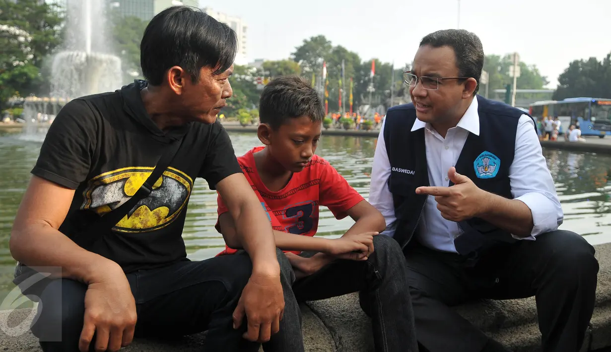 Mendikbud Anies Baswedan berbincang dengan warga dan anaknya pada Car Free Day di kawasan Thamrin, Jakarta, Minggu (17/7). Anies mengkampanyekan imbauan kepada orangtua untuk mengantarkan anak sekolah di hari pertama sekolah. (Liputan6.com/Gempur M Surya)