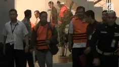 Setelah menjalani pemeriksan 1 kali 24 jam dan ditetapkan menjadi tersangka oleh penyidik Komisi Pemberantasan Korupsi, di gedung KPK, empat orang tersangka hasil operasi tangkap tangan, OTT, di kabupaten tulungagung akhirnya ditahan di rumah tahanan...