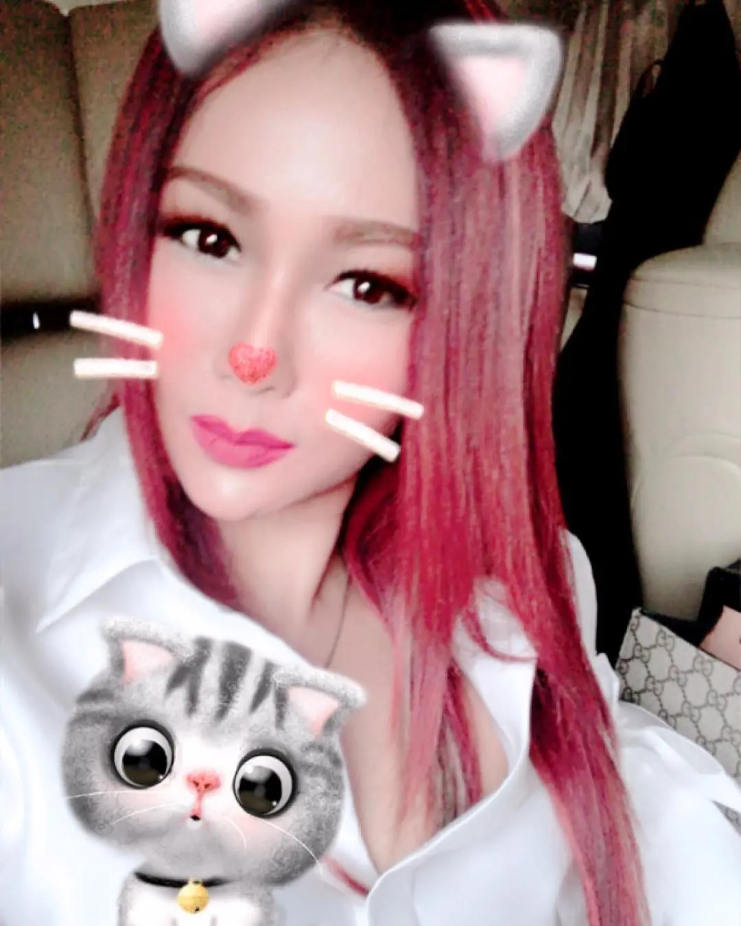 Gaya Inul Daratista yang dicap mirip dengan sebuah boneka. (Instagram - @inul.d)