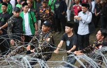 FOTO: Aksi Penolakan Banser Usai Penahanan Yaqut Cholil Qoumas