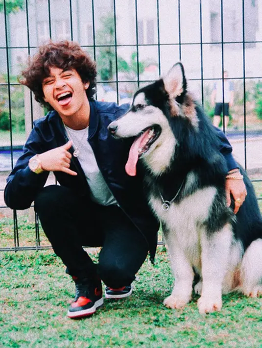 Keinginan melanjutkan kuliah di Amerika di tunda lantaran ia juga harus memikirkan pemasukan untuk orangtuanya. Ia tak bisa meninggalkan orangtua sebelum memiliki bisnis untuk pemasukan kedua orangtuanya. (Instagram/bastiansteel)