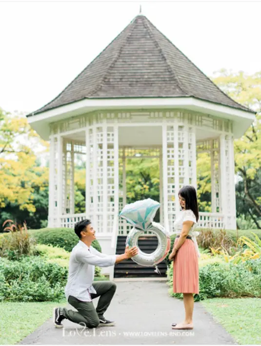 Sudah waktunya menikah tahun ini, begitulah kata Dion Wiyoko saat hadir dalam syukuran film Cek Toko Sebelah. Sebuah konsep pernikahan simpel akan digelar akhir tahun meski belum menyebut tanggalnya. (dok. Instagram)