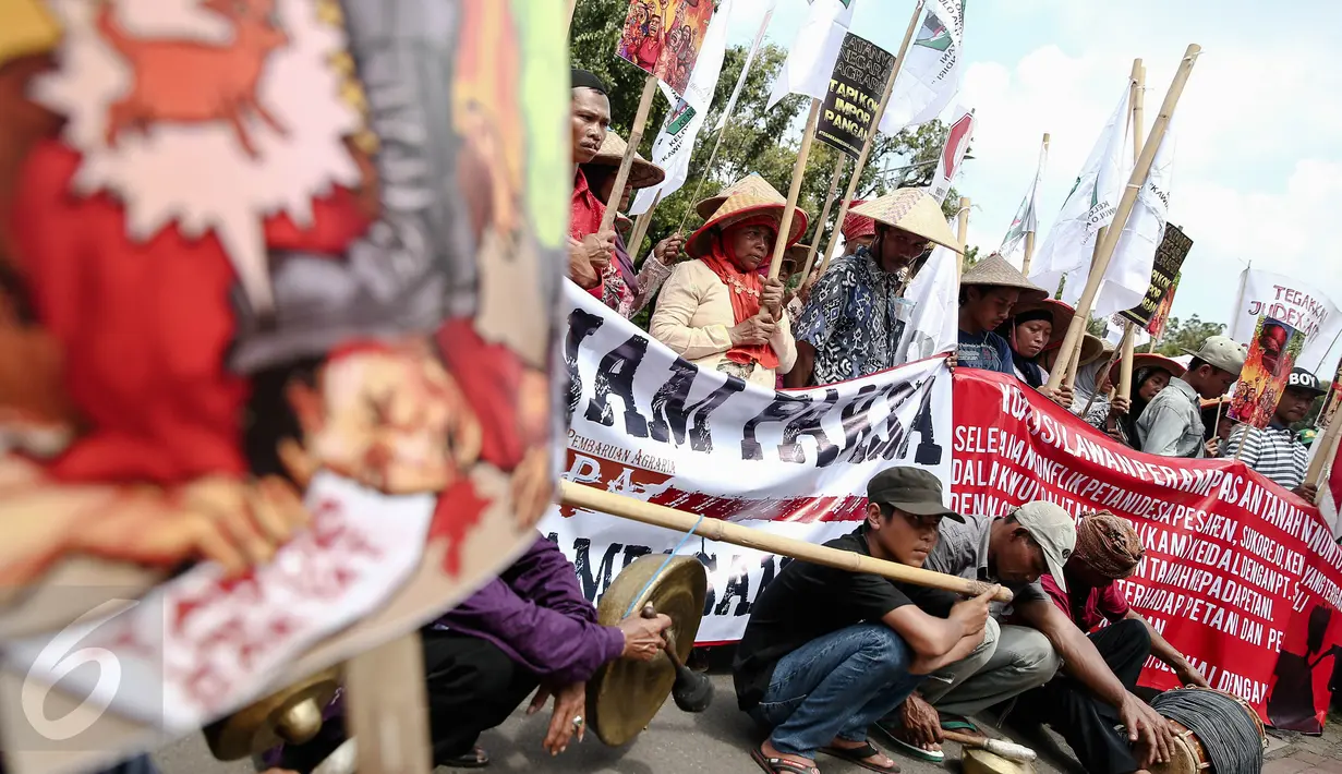 Massa yang tergabung dalam Koalisi Lawan Perampasan Tanah membentangkan spanduk saat unjuk rasa di depan Mahkamah Agung, Jakarta, Kamis (2/6/2016). Dalam aksinya, mereka menuntut pemerintah untuk menyelesaikan konflik Agraria. (Liputan6.com/Faizal Fanani)