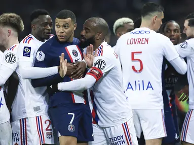 Pemain Paris Saint-Germain, Kylian Mbappe (tengah) dibayangi sejumlah pemain Lyon pada laga pekan ke-29 Liga Prancis 2022/2023 di Parc de Pricess, Paris, Senin (3/4/2023) WIB. PSG kalah dengan skor 0-1 dari Lyon. (AP Photo/Aurelien Morissard)