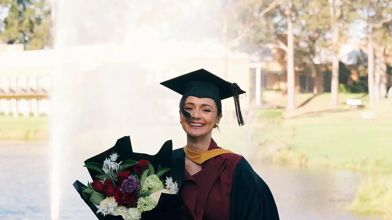 Amanda Rawles Tampil Menyala dengan Kebaya Modern Merah Saat Wisuda di Sydney