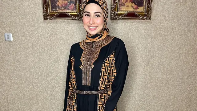 Hikmat Fashion menggandeng pemain film dan presenter Deswita Maharani sebagai brand ambassador.