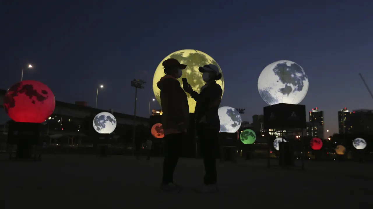 FOTO: Instalasi Bulan Purnama Penyemangat di Tengah Wabah COVID-19