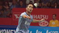 Anthony Ginting saat melawan Chen Long  pada perempatfinal Daihatsu Indonesia Master 2018 di Istora Senayan, Kamis (26/1/2018). Ginting menang 	21-11 16-21 21-18. (Bola.com/Nick Hanoatubun)
