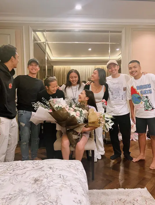 Sebuah foto memperlihatkan Prilly Latuconsina kedatangan 7 sahabat. Dua di antaranya adalah Angga Yunanda dan Shenina Cinnamon. Para sahabat berdiri sementara prilly Latuconsina tersenyum lebar dengan dua tangan memegangi dua buket kembang berukuran besar. Saking antusias, sang aktris sampai tak sadar bahwa sedang difoto. Happy banget, ya Prilly! (Foto: Dok. Instagram @prillylatuconsina96)
