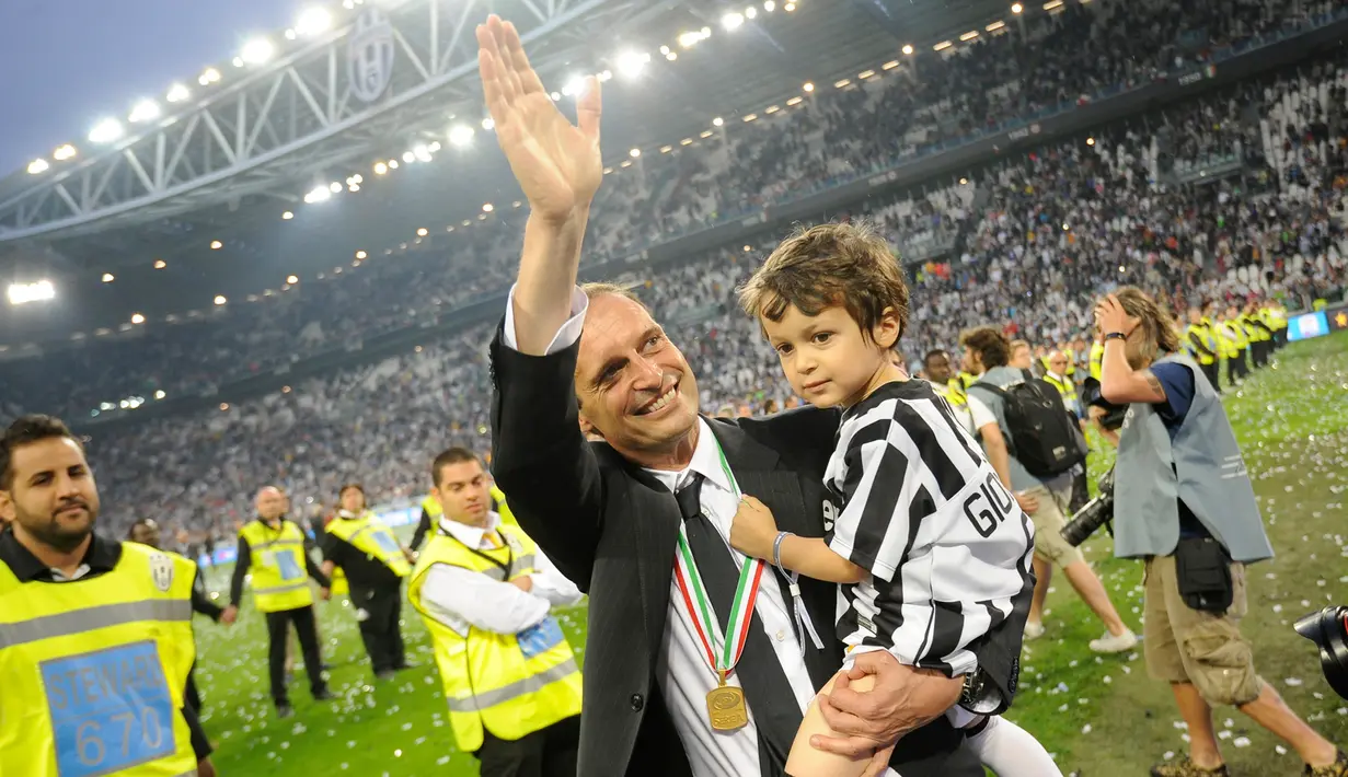 Pelatih Juventus, Massimiliano Allegri melambaikan tangan ke pendukung Juventus saat perayaan gelar Serie A 2014-15 di Juventus Arena, Italia, (23/5/2015). Ini merupakan Gelar ke-31 Juventus di Serie A. (Reuters/Giorgio Perottino)