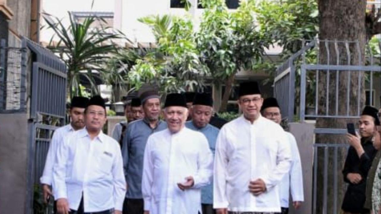 Ditemani Kakak Gus Baha Kunjungi Ponpes Tebuireng, Anies Kenang Pulang ke Rumah