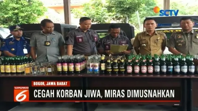 Satpol PP, TNI, dan Polri musnahkan ratusan botol minuman keras oplosan.