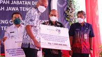 Gubernur Jawa Tengah Ganjar Pranowo menyerahkan bantuan untuk UMKM. (Istimewa)