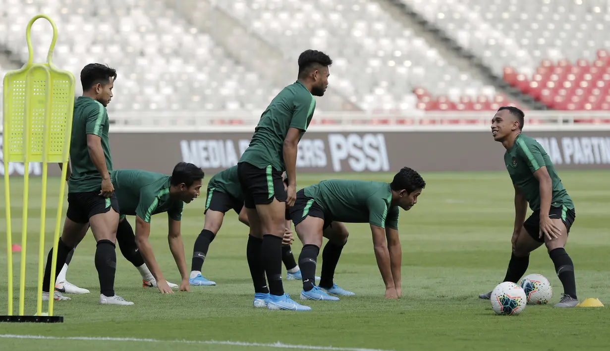 Pemain Timnas Indonesia saat latihan jelang laga kualifikasi Piala Dunia 2022 di SUGBK, Jakarta, Senin (9/9). Indonesia akan berhadapan dengan Thailand. (Bola.com/M Iqbal Ichsan)