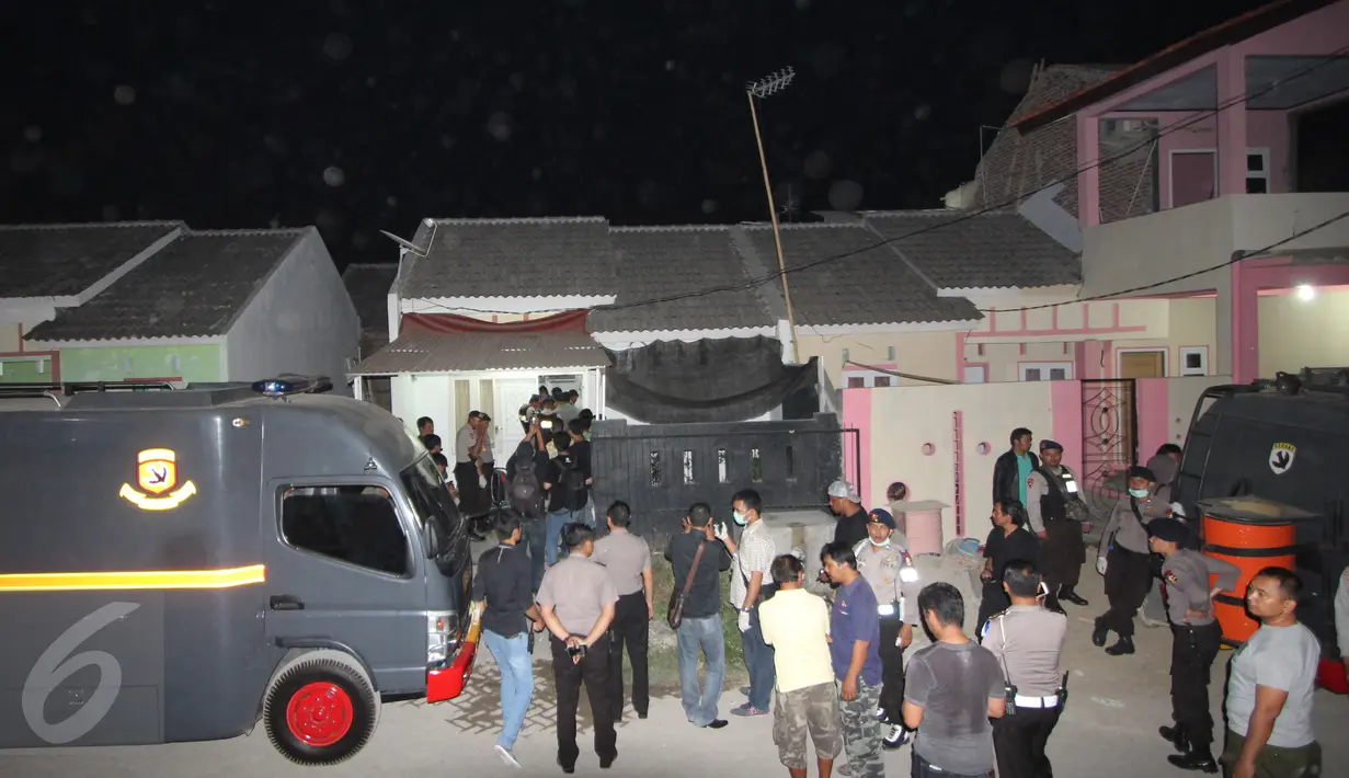Anggota Polda Banten berjaga jaga di Perumahan Banten Indah Permai, Unyur, Kotaa Serang, Kamis, (29/10/2015). Suara ledakan terdengar dari Toliet pria di lantai LG. (Istimewa)