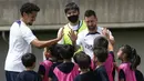 Pemain sepak bola Paris Saint-Germain (PSG) Lionel Messi dan Marquinhos bertemu anak-anak saat melakukan pelatihan sepak bola di Tokyo, Jepang, 18 Juli 2022. PSG berada di Jepang untuk tur pra-musim mereka dan akan memainkan tiga pertandingan persahabatan melawan tim Liga Jepang. (AP Photo/Eugene Hoshiko)