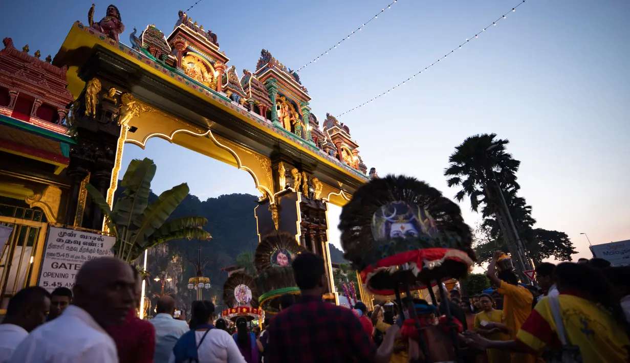 Umat Hindu membawa sesembahan saat Festival Thaipusam di Batu Caves, Kuala Lumpur, Malaysia, Sabtu (8/2/2020). Acara tahunan ini digelar untuk menghormati Dewa Murugan, mencari berkah, memenuhi sumpah, dan mengucapkan terima kasih. (AP Photo/Vincent Thian)