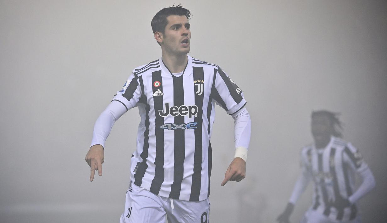 Alvaro Morata. Striker 29 tahun asal Spanyol yang telah 2 musim dipinjamkan Chelsea ke Juventus kini berbanderol 35 juta euro, mengalami penurunan 10 juta euro dari sebelumnya 45 juta euro, meski ia tampil lumayan tajam dengan torehan 7 gol dan 3 assist musim ini. (LaPresse via AP/Massimo Paolone)