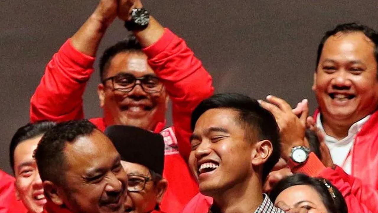 VIDEO: Ketum PSI Kaesang Kirim Simbol Cinta untuk Erina "Love You So Much"