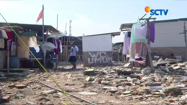 Ratusan warga di Kampung Akuarium, nekat kembali mendirikan bangunan.