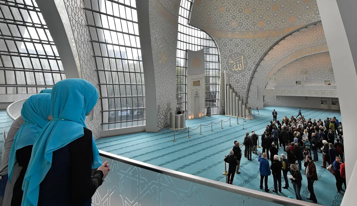 Sejumlah wanita melihat isi masjid saat berkunjung ke Masjid Cologne di Cologne, Jerman, Selasa (3/10). Komunitas muslim Jerman berharap dengan peringatan ini warga jerman akan selalu rukun dan saling mengenal satu sama lain. (AP Photo/Martin Meissner)