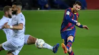 Striker Barcelona, Lionel Messi (kanan) melepaskan tendangan yang berbuah gol keempat timnya ke gawang SD Huesca dalam laga lanjutan Liga Spanyol 2020/2021 pekan ke-27 di Camp Nou Stadium, Barcelona, Senin (15/3/2021). Barcelona menang 4-1 atas SD Huesca. (AFP/Lluis Gene)