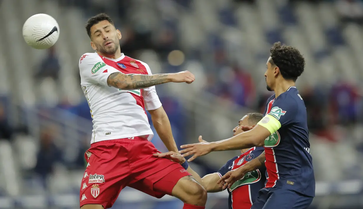 Bek AS Monaco, Guillermo Maripan dan bek Paris Saint-Germain atau PSG Marquinhos bersaing pada final Piala Prancis di Stade de France, Kamis (20/5/2021) dini hari WIB. PSG sukses mempertahankan gelar juara Piala Prancis usai membungkam AS Monaco 2-0. (AP Photo/Christophe Ena)